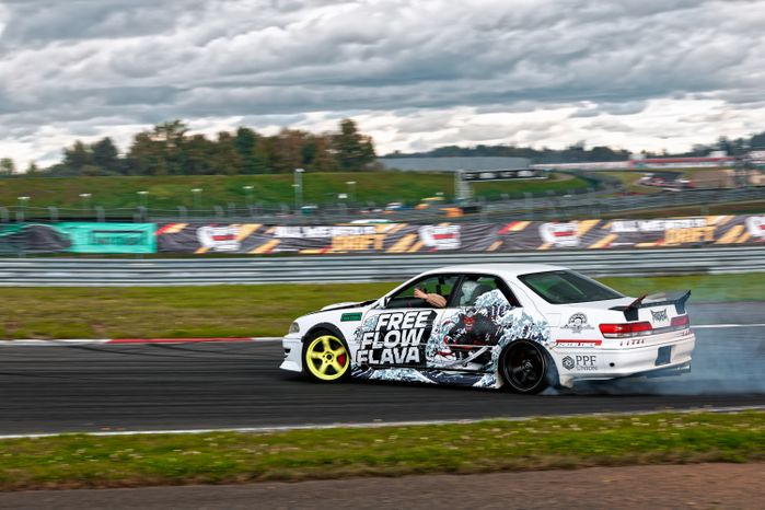 Дрифт-гонка автомобилей по автодрому Moscow Raceway на фестивале «Дрифт Экспо» в Волоколамске