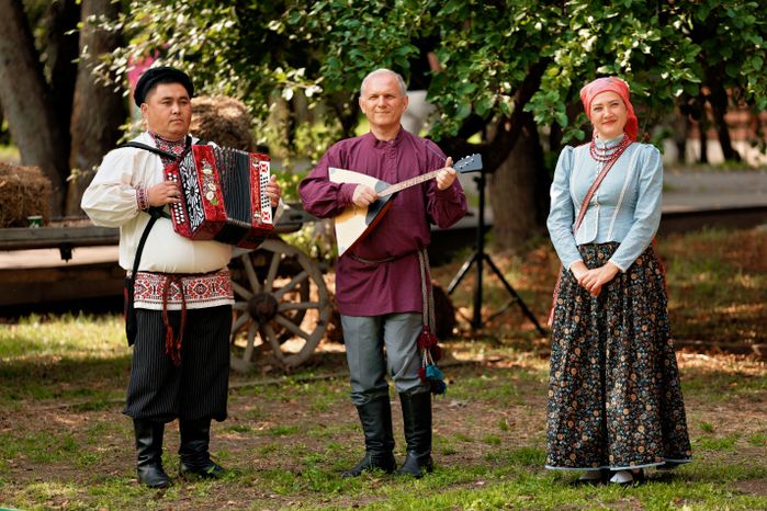 Дефиле в народных костюмах от центра «Истоки» на фестивале народных традиций «Три Спаса в Мелихове»