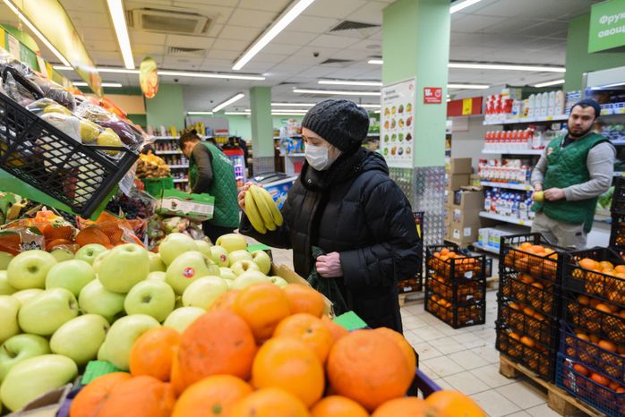 Люди в масках в период эпидемии коронавируса
