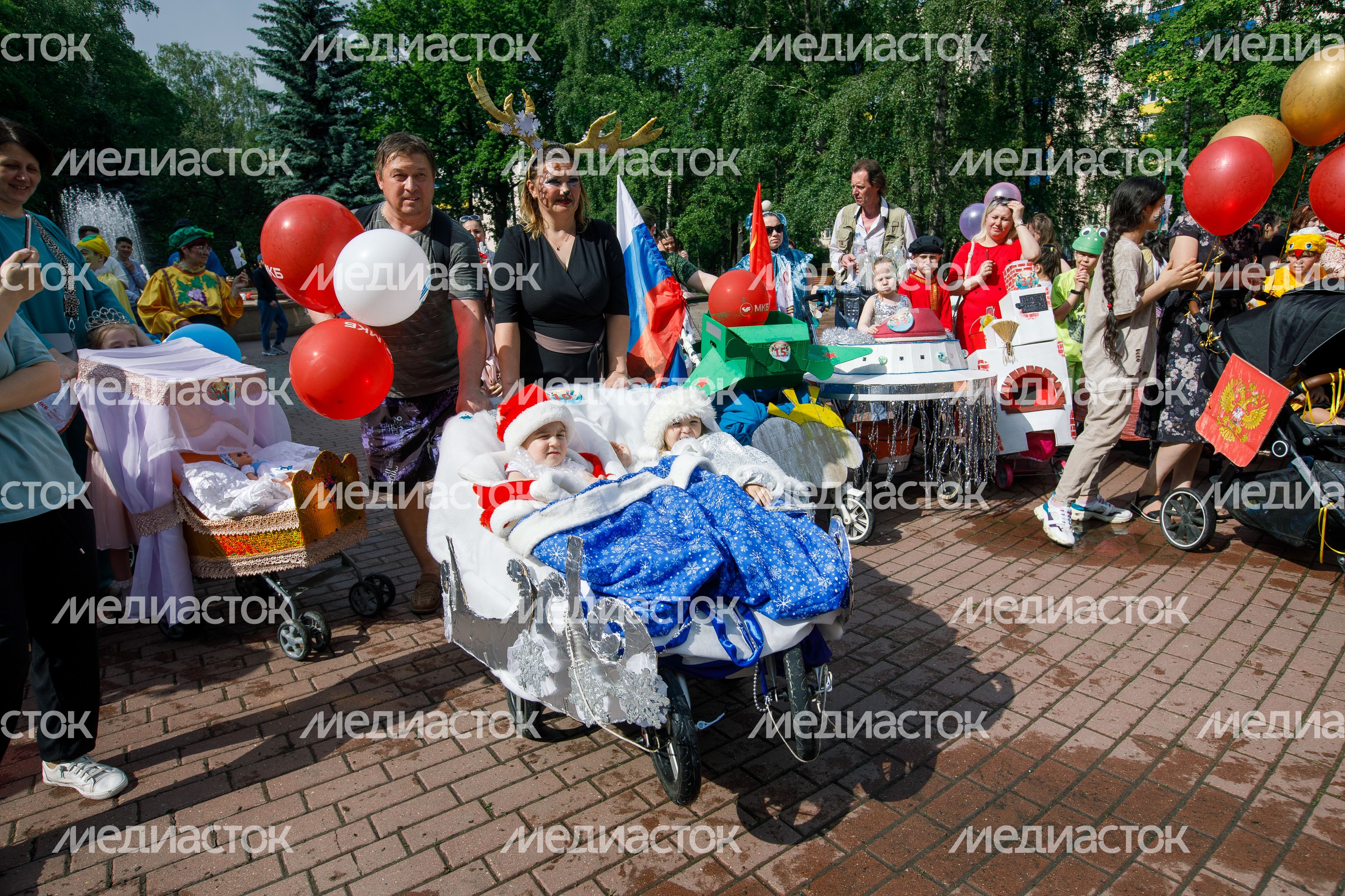 Парад колясок в сквере "Юбилейный" в Химках Парад колясок в сквере "Юбилейный" в Химках