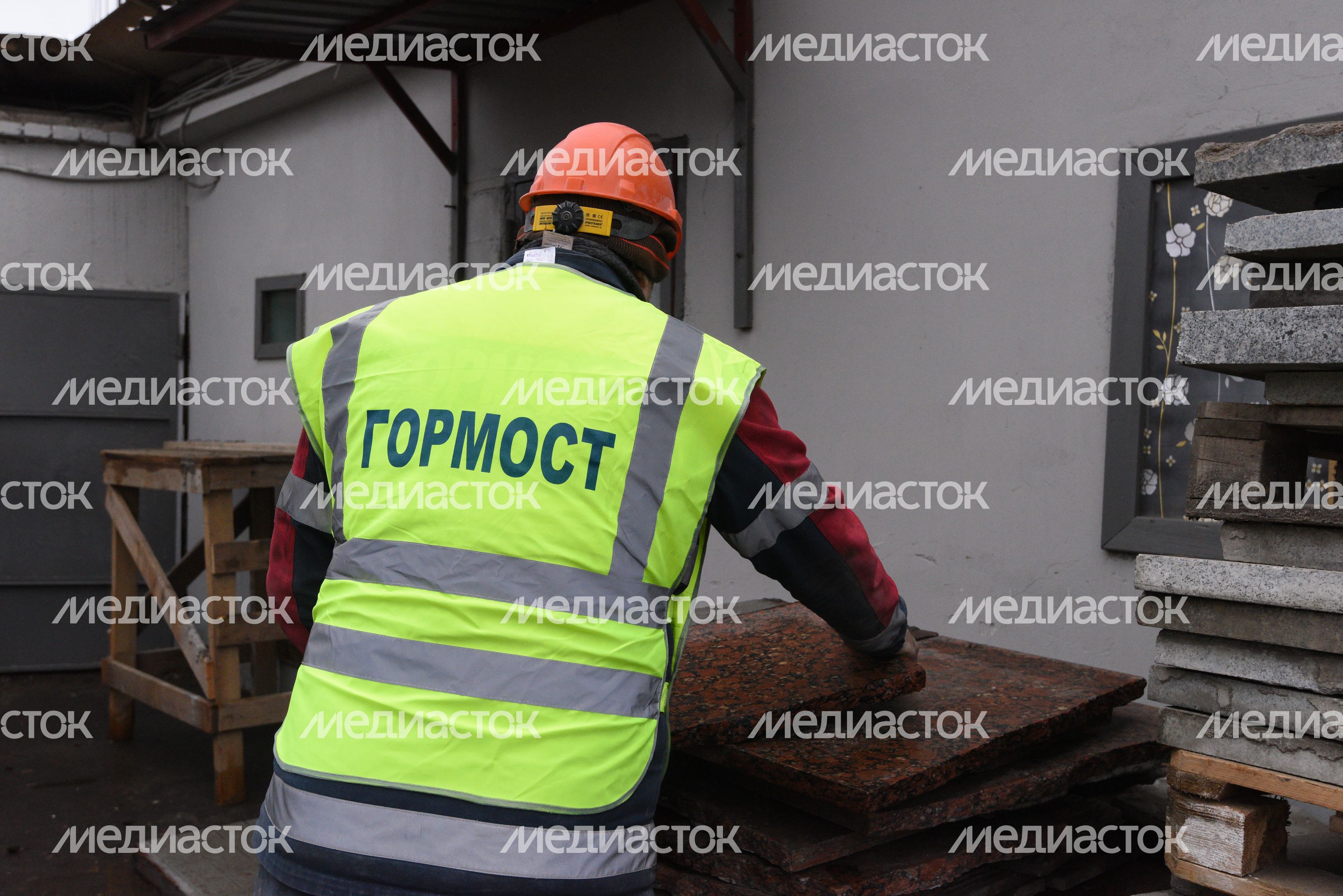 Процесс обработки гранитного камня специалистами ГБУ «Гормост» для облицовки стен подземных пешеходных переходов в Москве