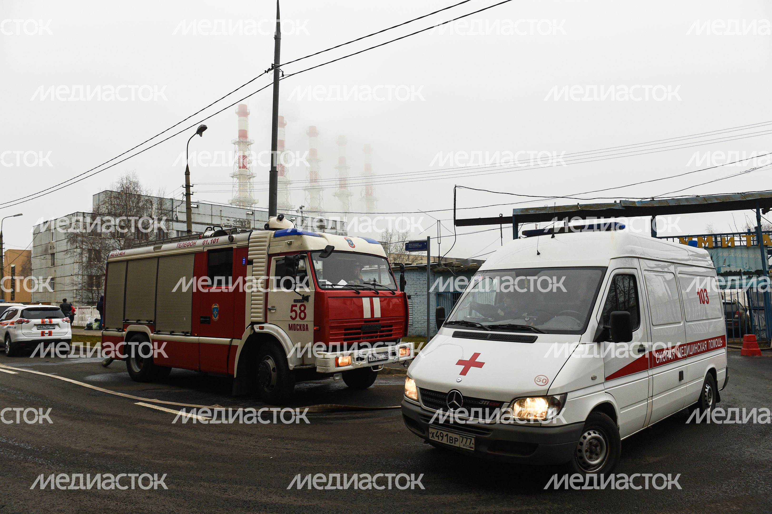 Пожар в складском помещении на улице Маршала Прошлякова в Москве