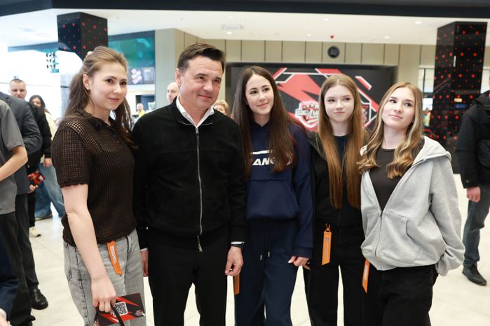 Андрей Воробьев вручил переходящий кубок Школьной лиги команде Одинцовского округа
