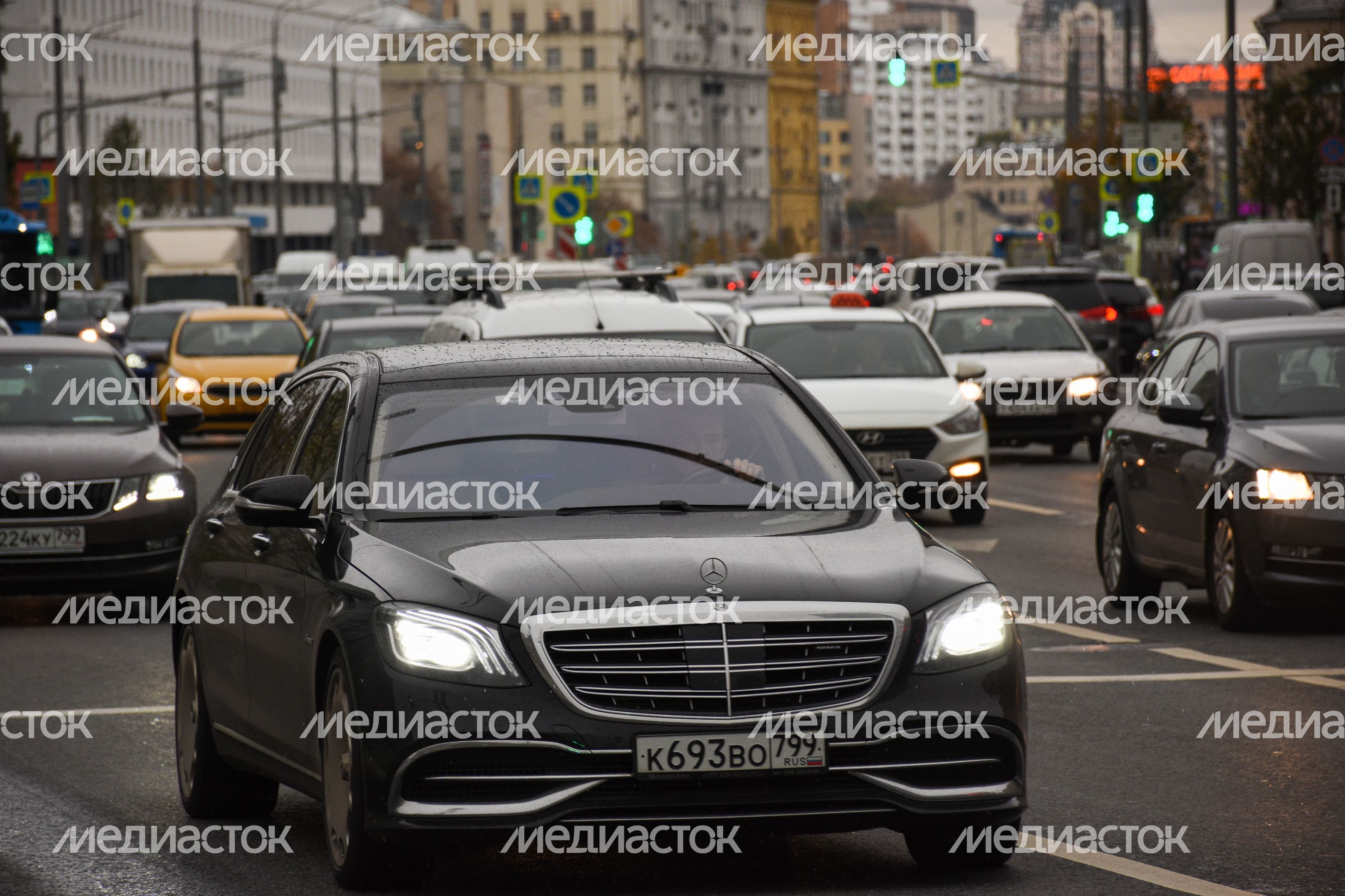 Повседневная жизнь города в Москве осенью