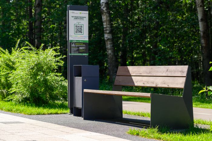 Лавочка в парке «Авангард» летом в Электростали