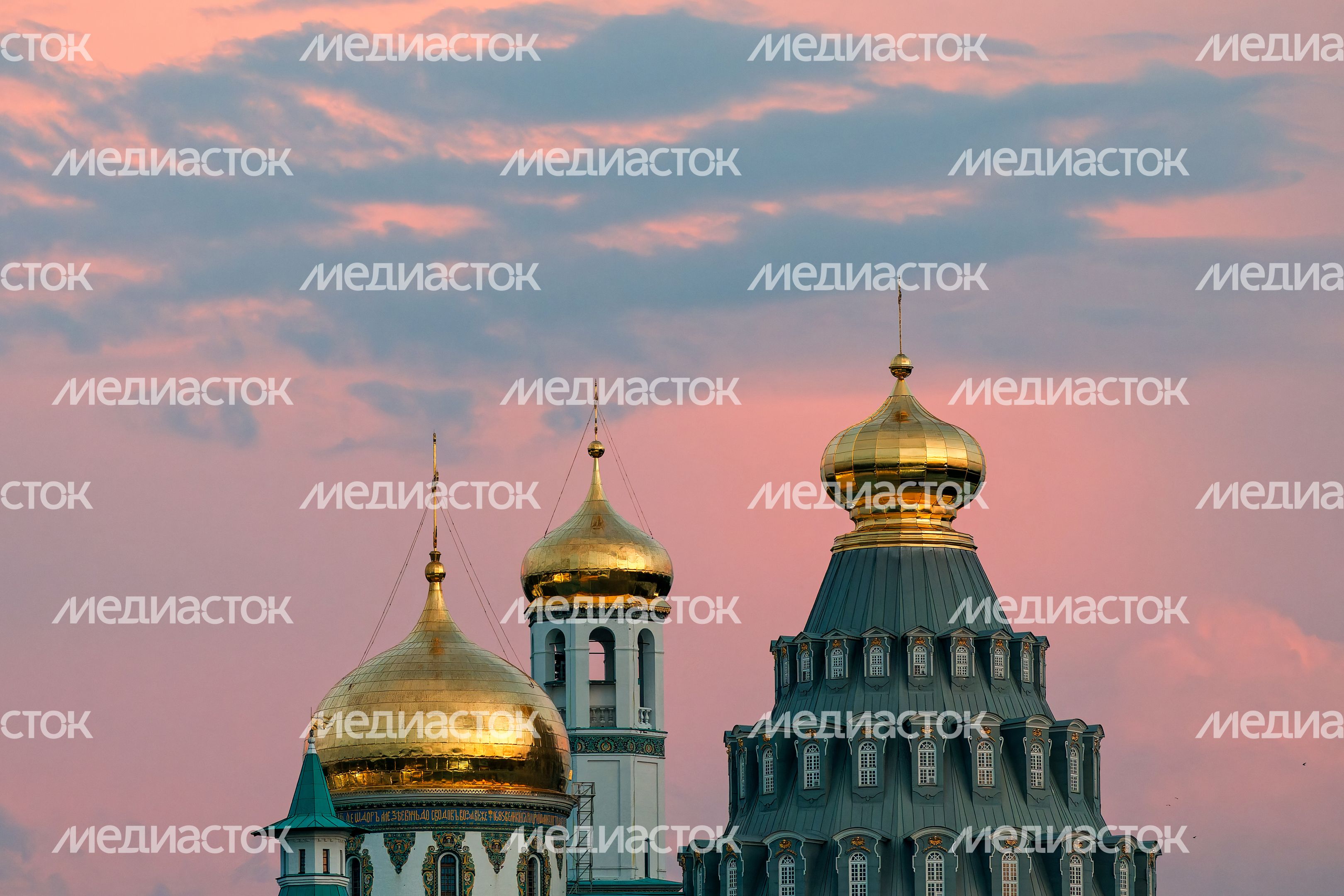 Воскресенский Ново-Иерусалимский монастырь в Истре на закате Воскресенский Ново-Иерусалимский монастырь в Истре на закате