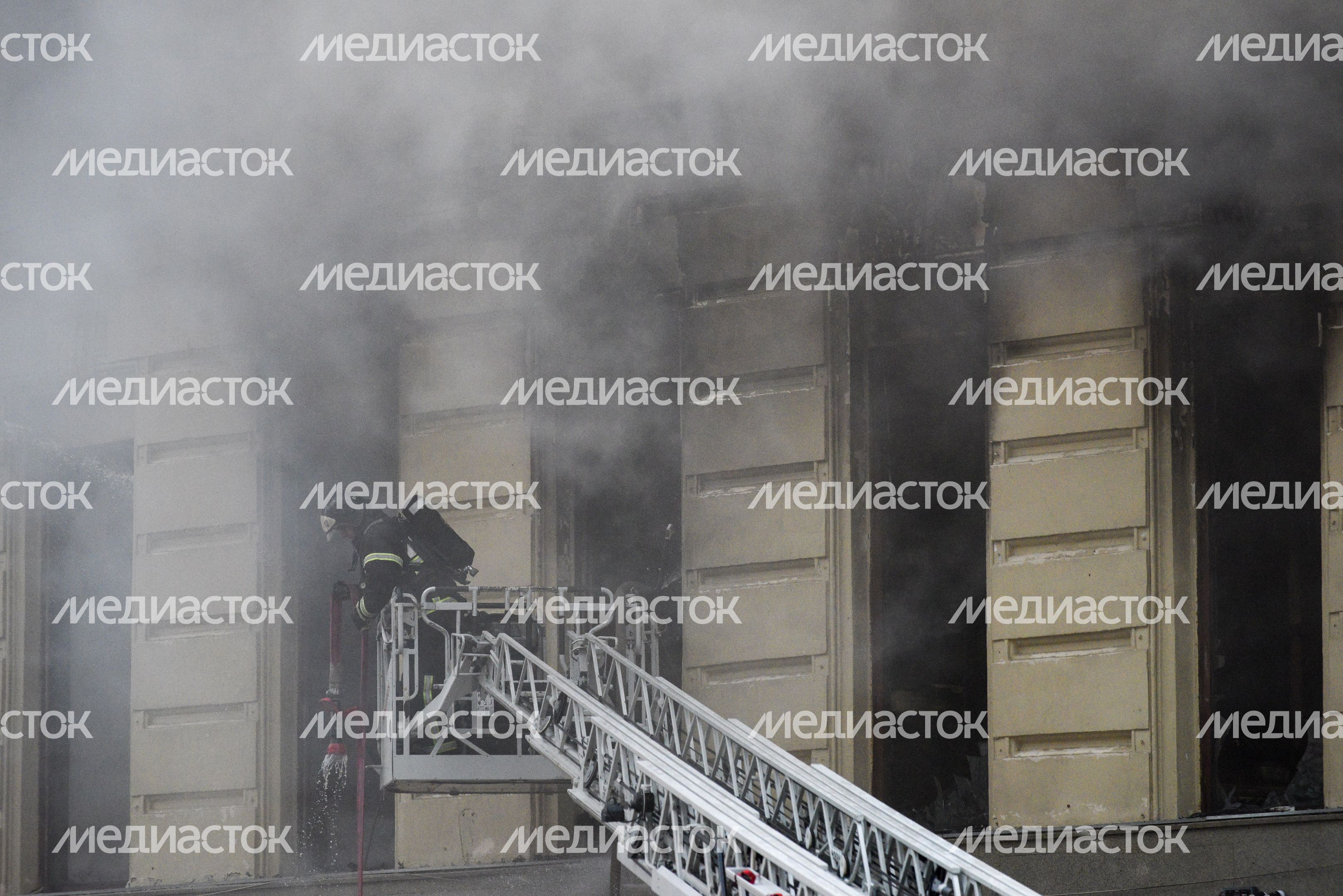 Пожар в реставрируемом здании на Тверской улице в Москве
