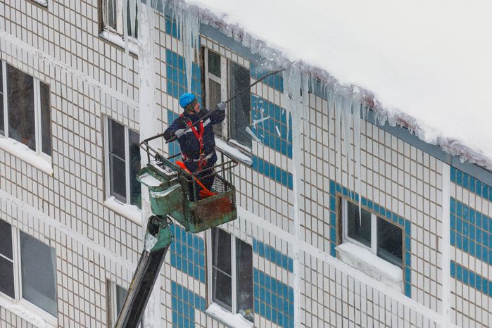 Очистка крыши многоквартирного дома на улице Чайковского в Лобне от сосулек