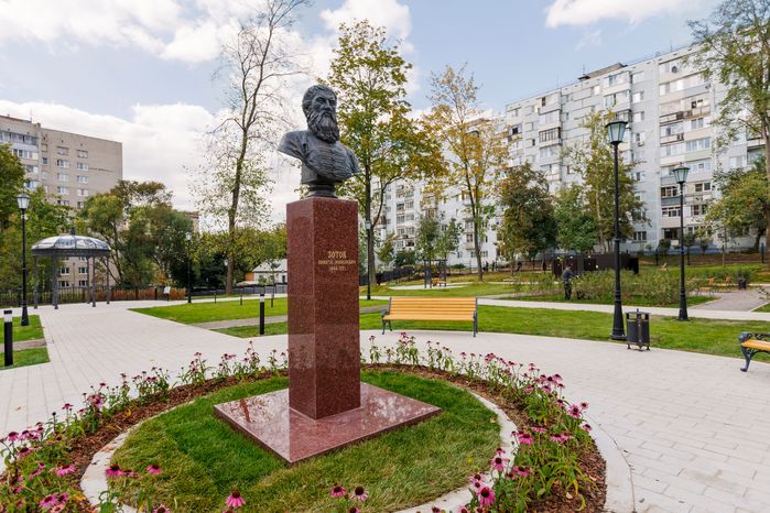 Бюст первому учителю Петра I Никите Моисеевичу Зотову в сквере усадьбы Лыткарино