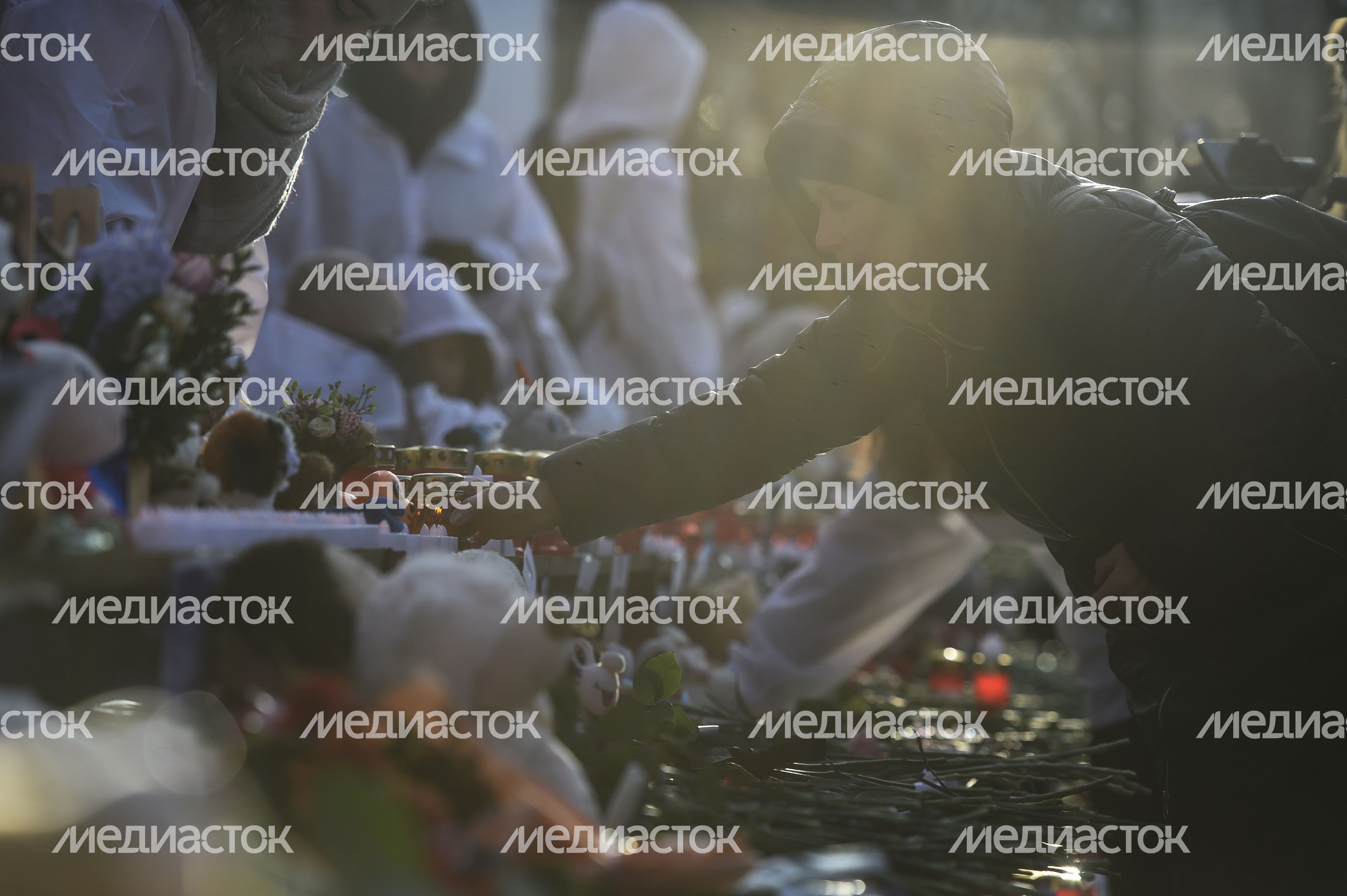 Акция в память о погибших в Кемерове на Манежной площади в Москве