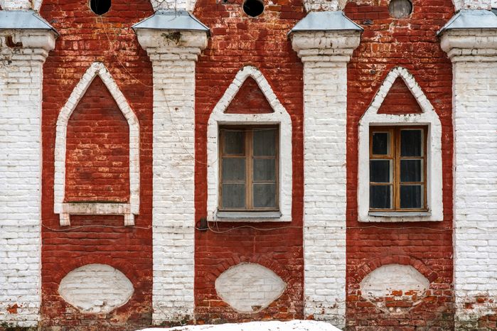 Дом-замок в усадьбе Суханово Ленинского округа весной