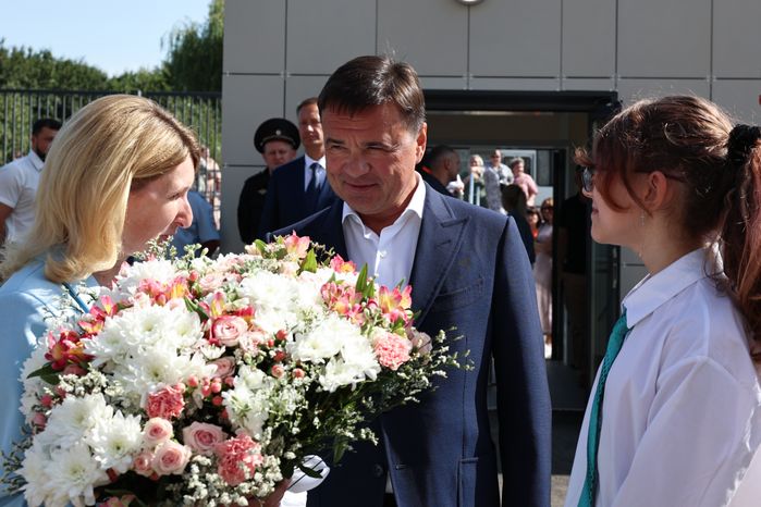 Андрей Воробьев посетил торжественную линейку в новой зарайской школе