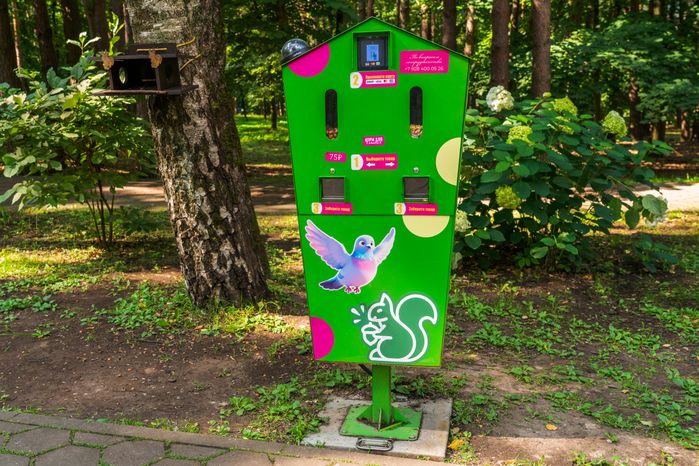 Автомат с кормом для белок в парке культуры и отдыха «Елочки» в Домодедово