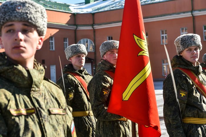 Подготовка военнослужащих отдельного комендантского Преображенского полка к военному параду на Красной площади