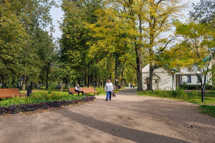 Парк на территории усадьбы Белая дача в Котельниках осенью
