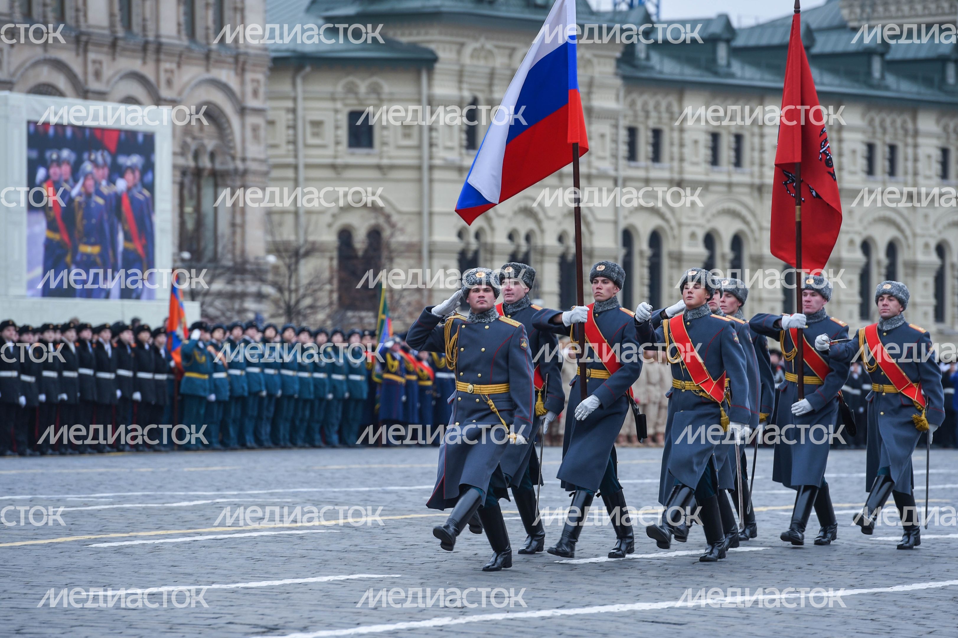Торжественный марш в честь парада 1941 года на Красной площади в Москве
