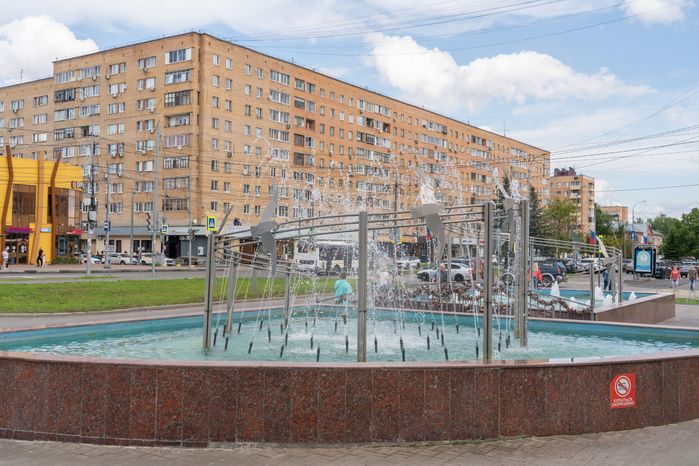Фонтан с чайками на улице Ленина в Лобне