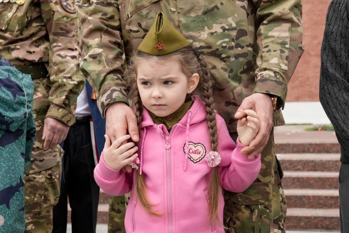 Участники специальной военной операции с детьми возложили цветы к Могиле Неизвестного Солдата