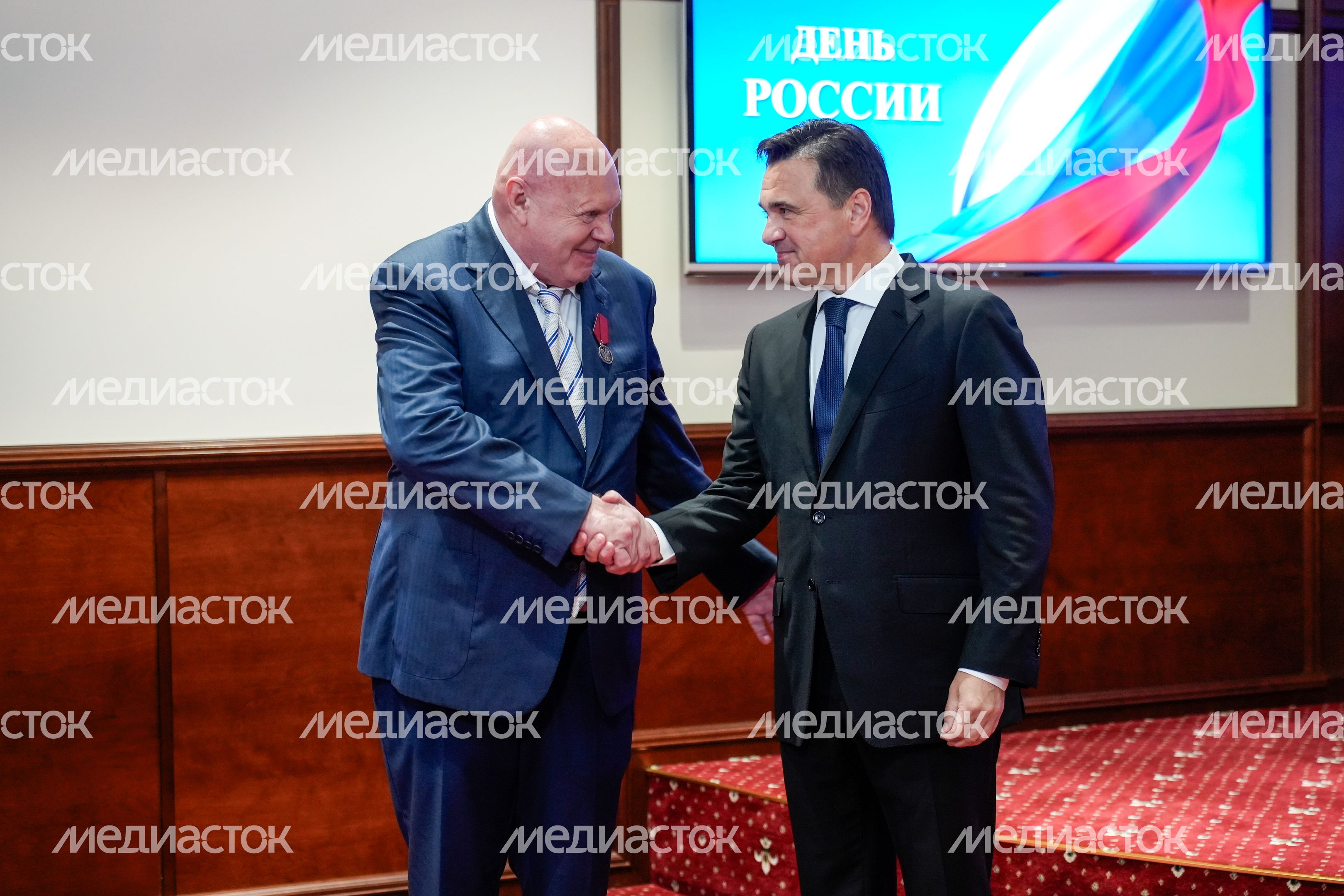 Губернатор Московской области вручил награду Владимиру Виноградову Губернатор Московской области вручил награду Владимиру Виноградову