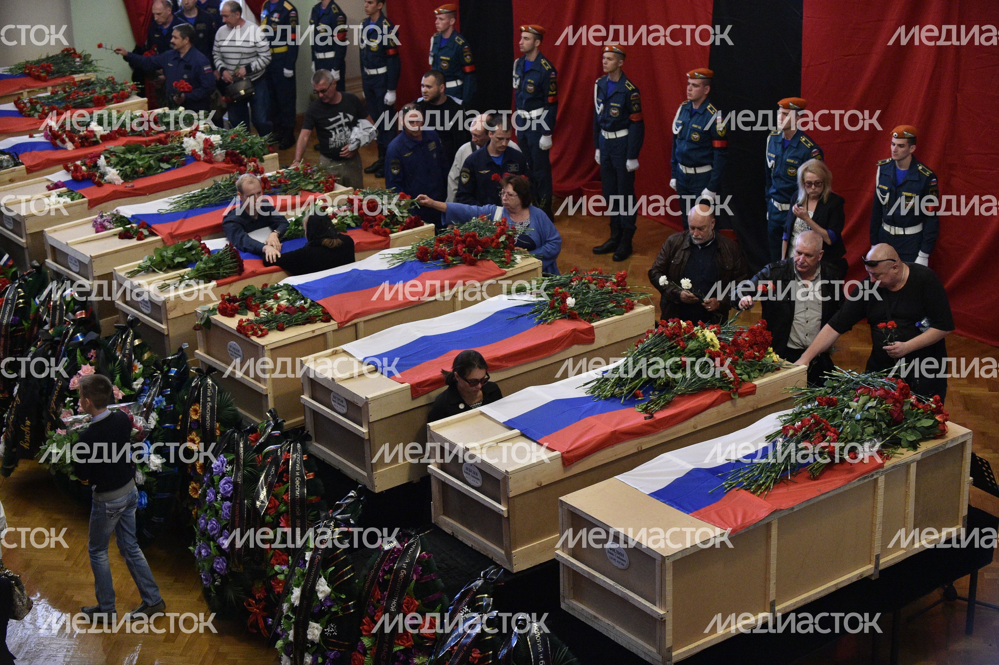 Прощание с погибшими членами экипажа самолета Ил-76 в Жуковском