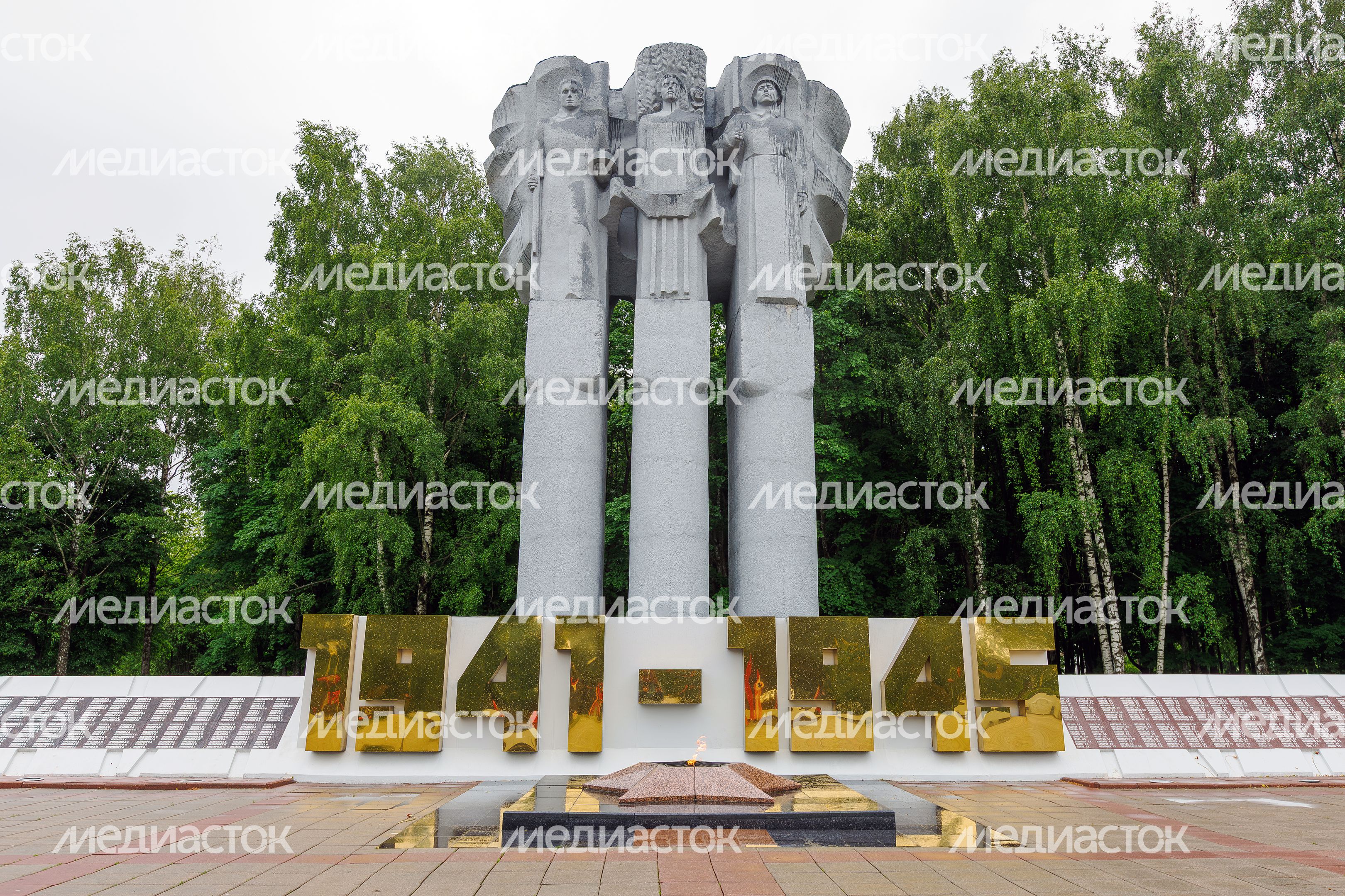Мемориал Славы погибшим в Великой Отечественной войне 1941-1945 гг. в парке Победы Королева Мемориал Славы погибшим в Великой Отечественной войне 1941-1945 гг. в парке Победы Королева