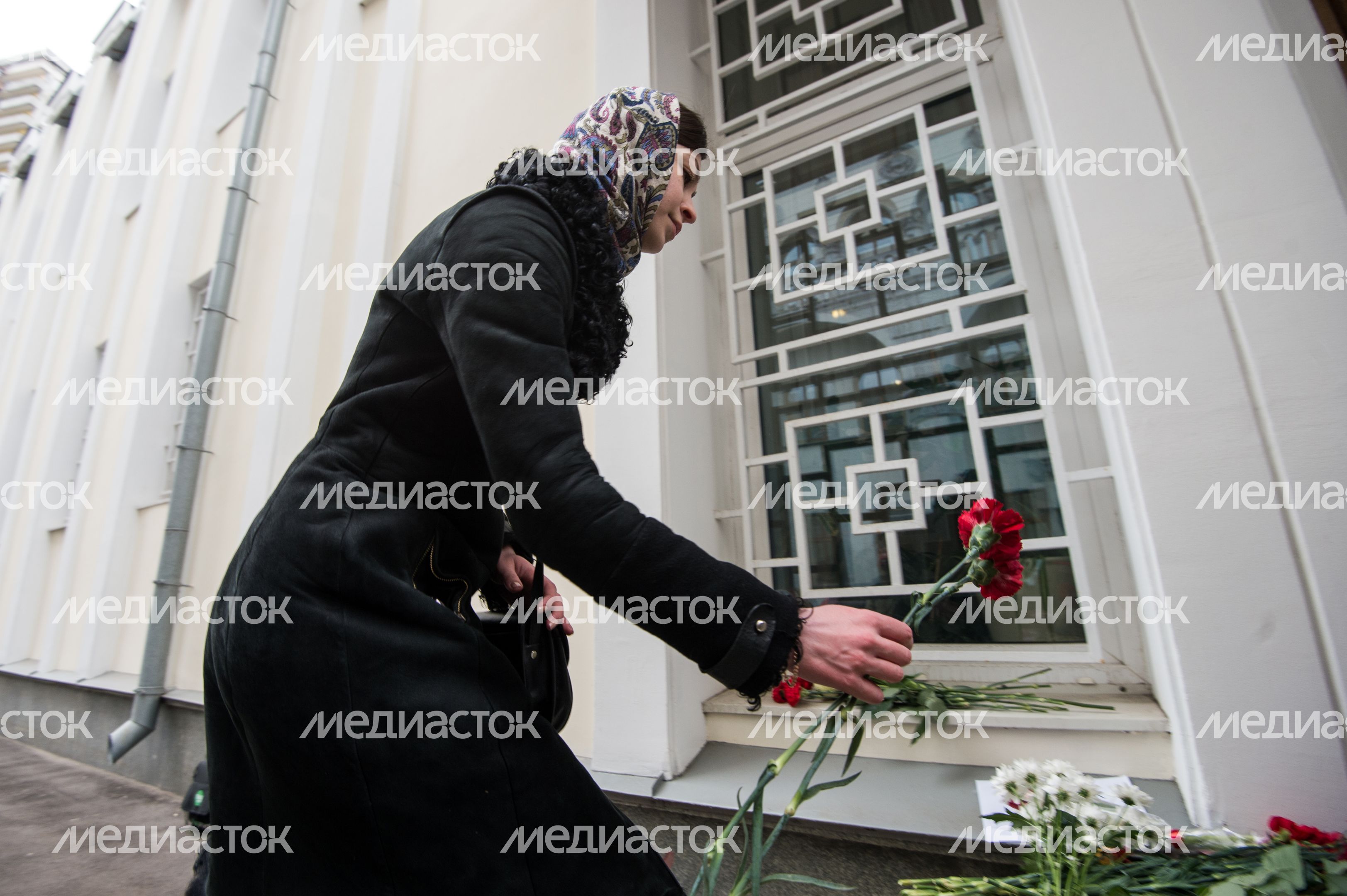Москвичи несут цветы к посольству Бельгии