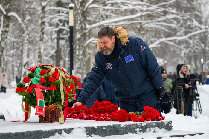 Возложение цветов к памятнику первому космонавту Юрию Гагарину в Звездном городке