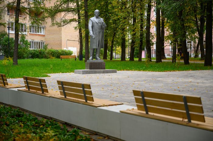 Памятник В.И. Ленину в сквере на улице Крупешина в Балашихе