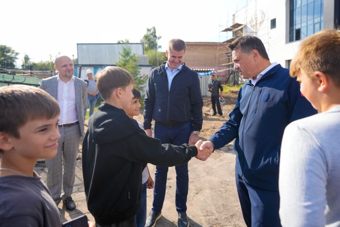 Андрей Воробьев проверил ход работ по реконструкции спортшколы "Феникс" в Ликино-Дулево
