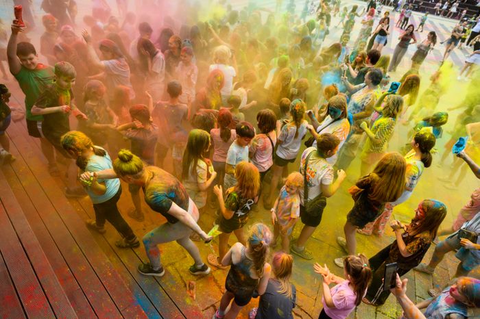 Фестиваль красок Holi Dance в Наташинском парке в Люберцах