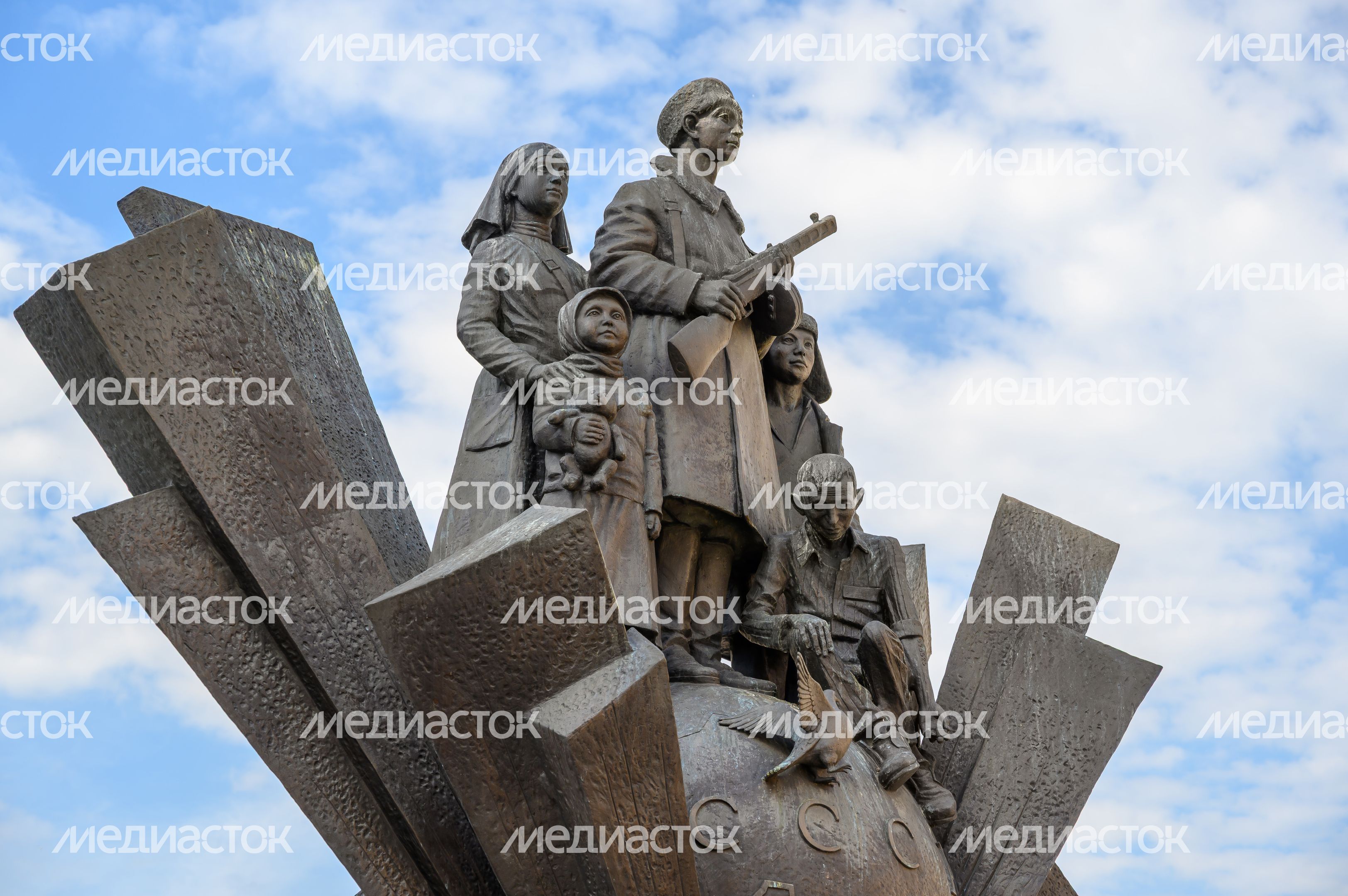 Памятник детям военных лет в поселке Свердловский округа Лосино-Петровский Памятник детям военных лет в поселке Свердловский округа Лосино-Петровский
