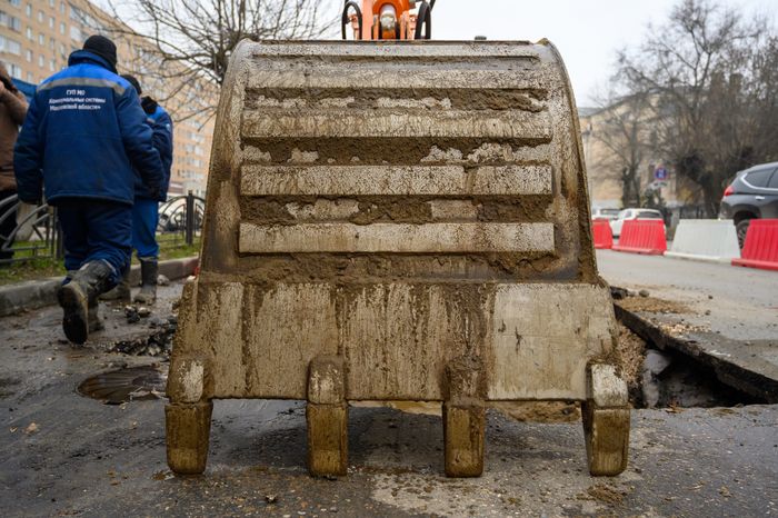 Рабочие Мособлводоканала укладывают асфальт в Орехово-Зуево после ремонта водопровода