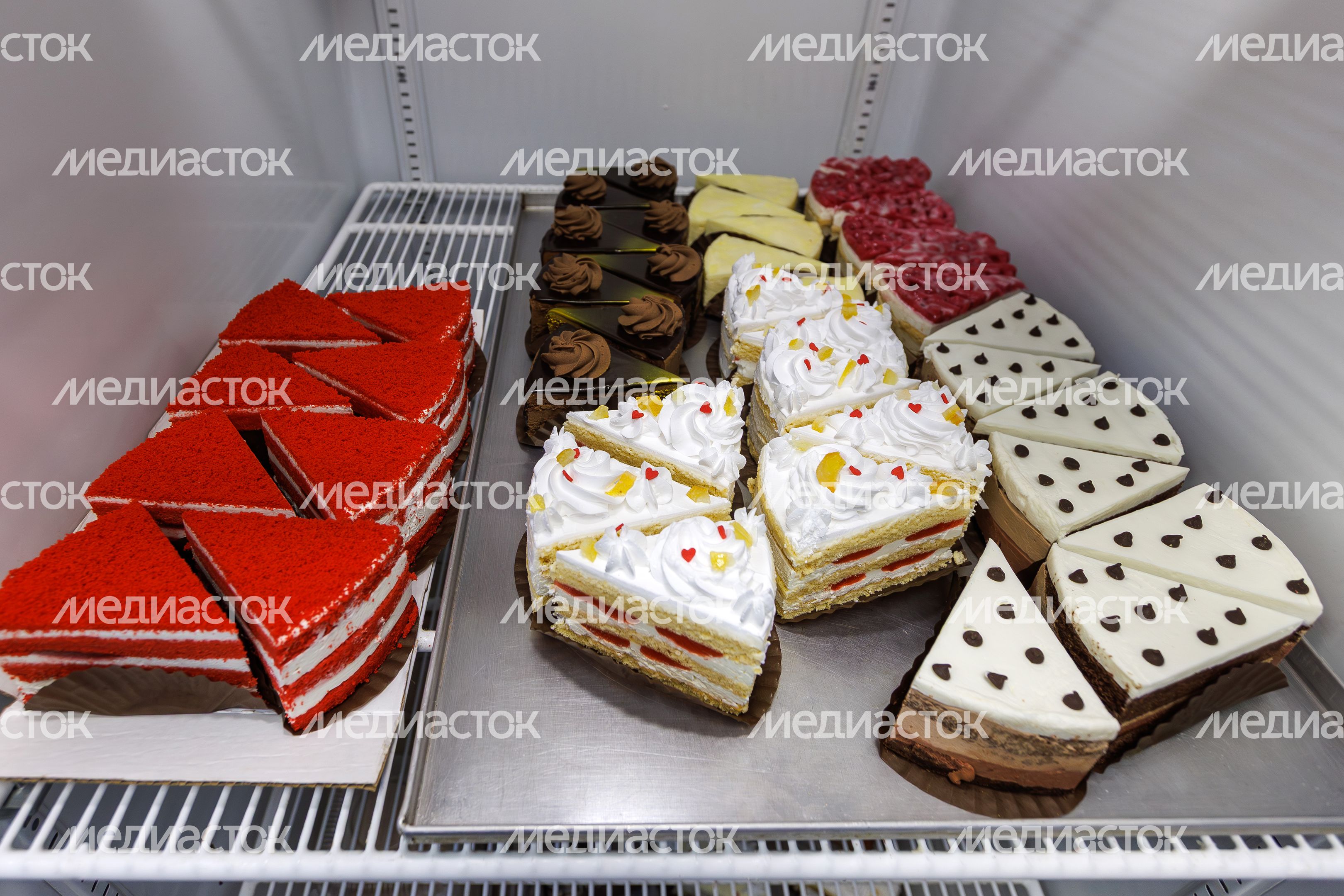 Пирожные в холодильнике пекарни «Машенька» в Красково округа Люберцы Пирожные в холодильнике пекарни «Машенька» в Красково округа Люберцы