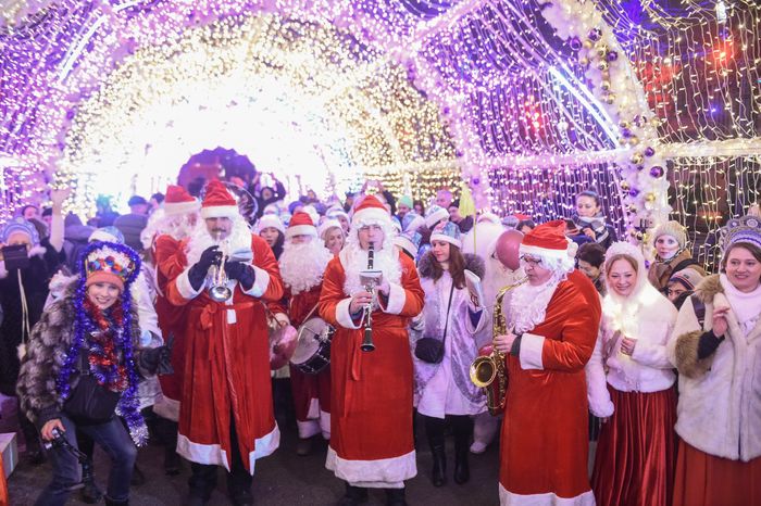 Парад Снегурочек в Москве