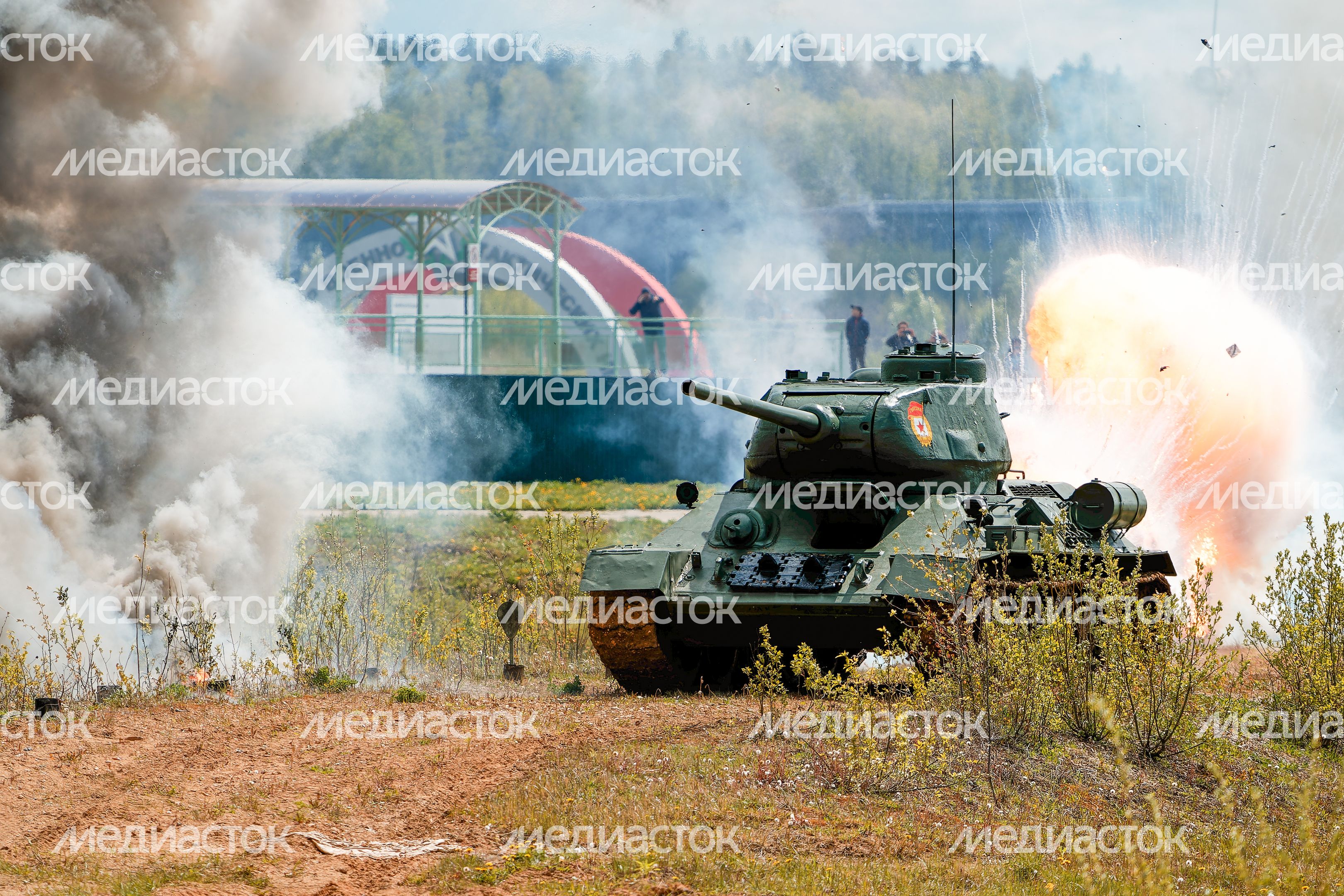 Военно-историческая реконструкция боя Великой Отечественной войны с техникой и авиацией в парке «Патриот» Одинцовского округа Военно-историческая реконструкция боя Великой Отечественной войны с техникой и авиацией в парке «Патриот» Одинцовского округа