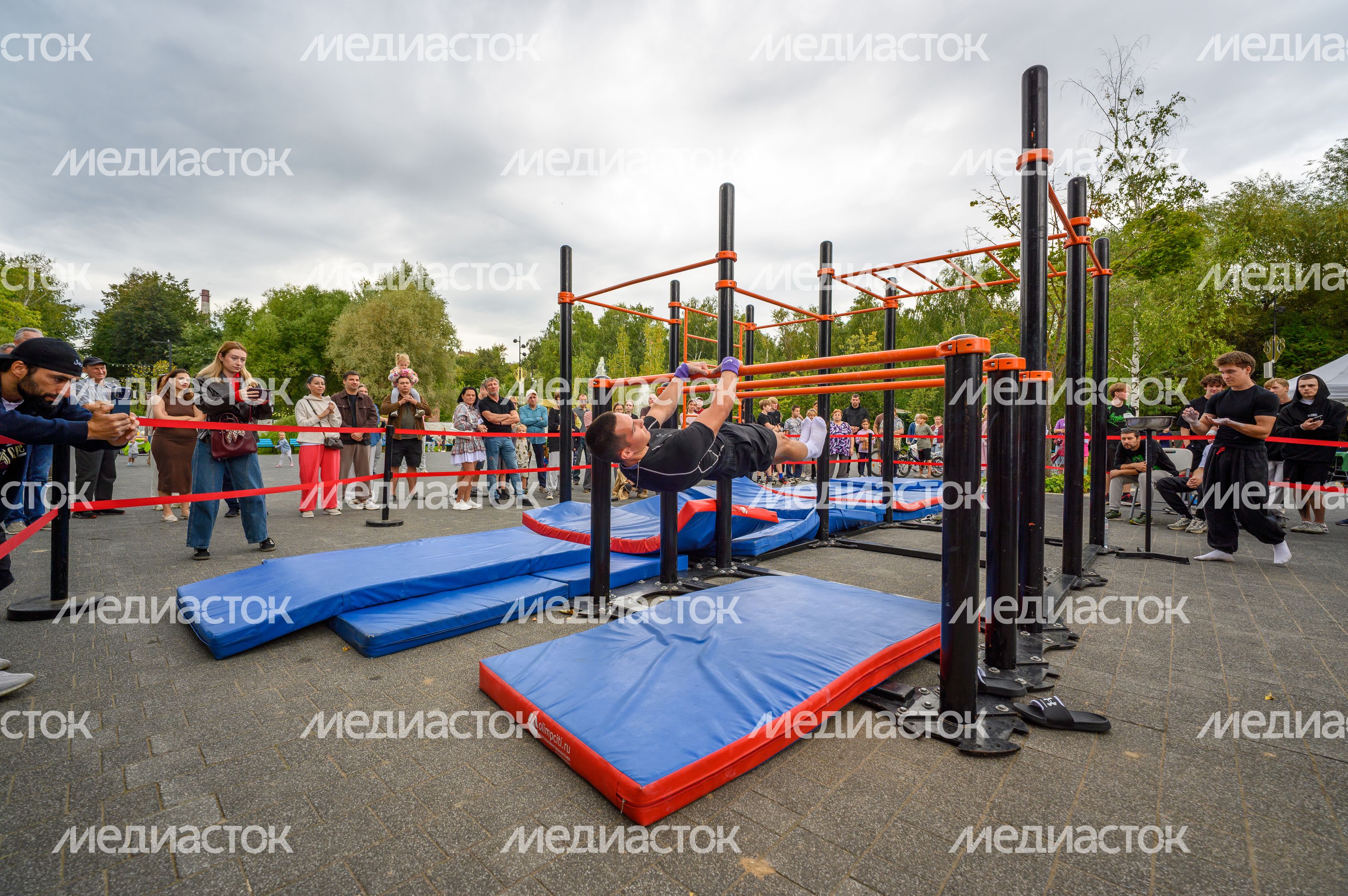 Соревнования по воркауту среди молодежи на фестивале уличной культуры в парке Мира города Мытищи Соревнования по воркауту среди молодежи на фестивале уличной культуры в парке Мира города Мытищи