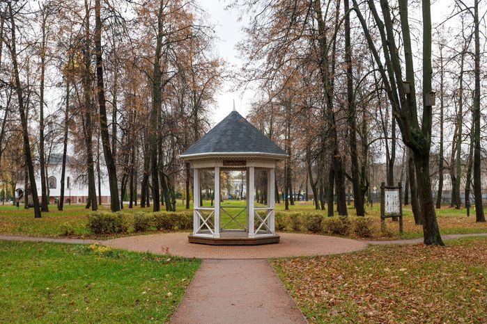 Парк усадьбы Белая Дача в Котельниках осенью