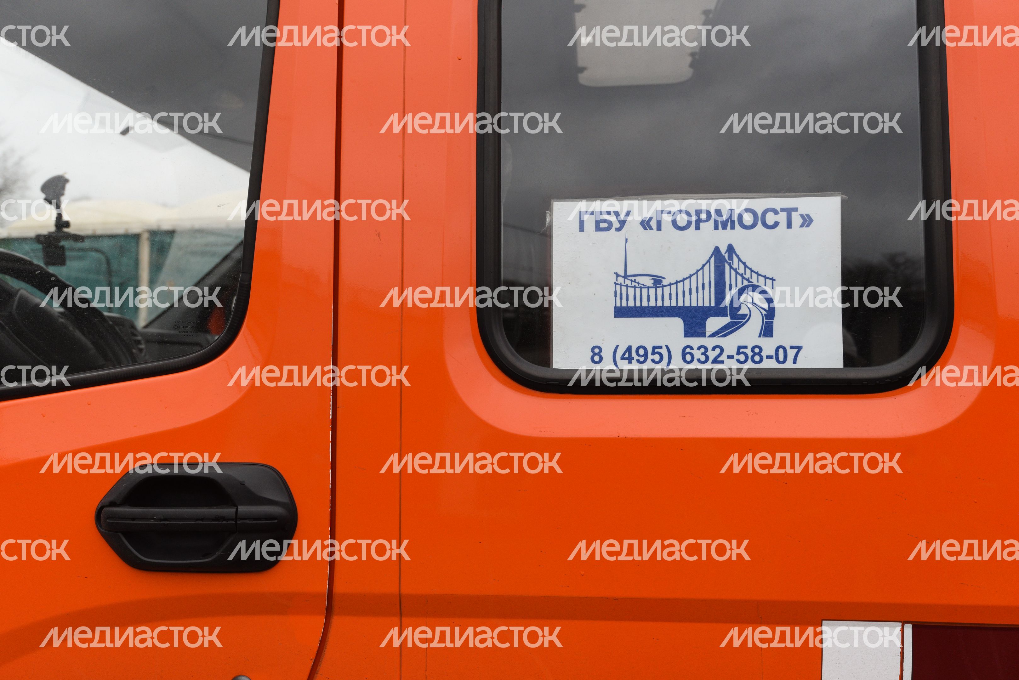 Процесс обработки гранитного камня специалистами ГБУ «Гормост» для облицовки стен подземных пешеходных переходов в Москве