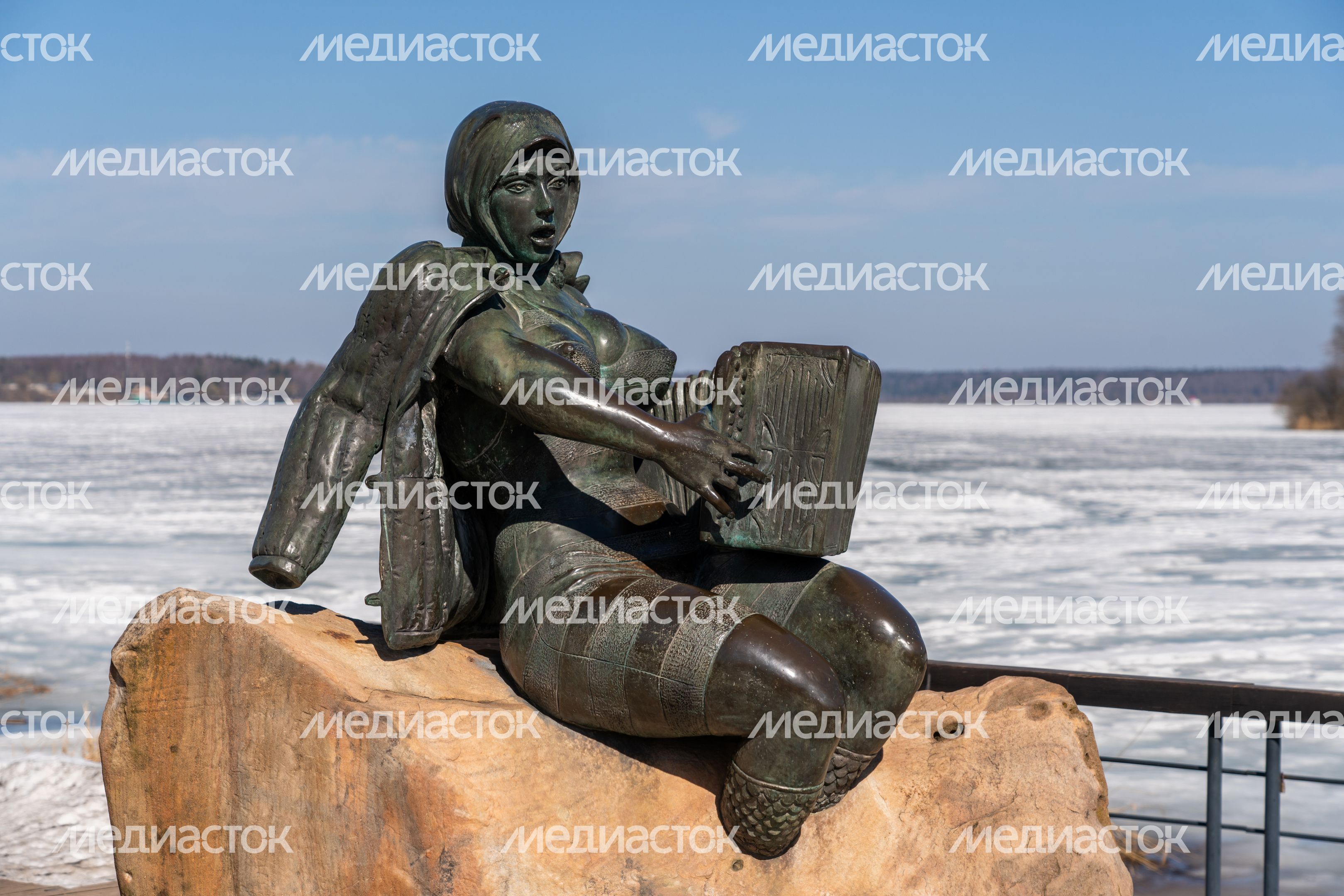 Скульптура «Солнечногорская русалка» весной на набережной озера Сенеж в Солнечногорске Скульптура «Солнечногорская русалка» весной на набережной озера Сенеж в Солнечногорске