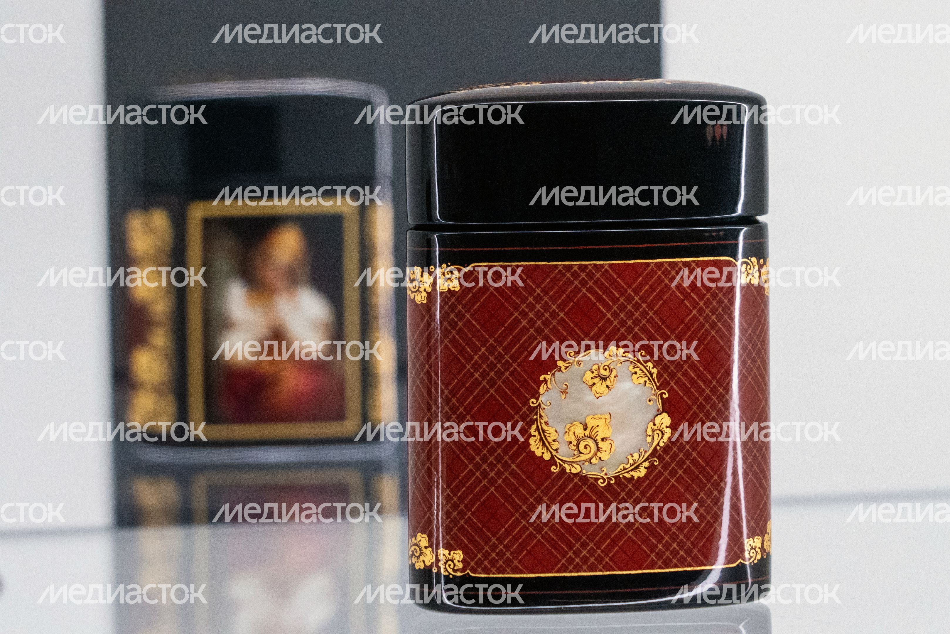 Федоскинская лаковая миниатюра живописи на выставке «Федоскино: где живет душа» в музее «Новый Иерусалим» города Истра