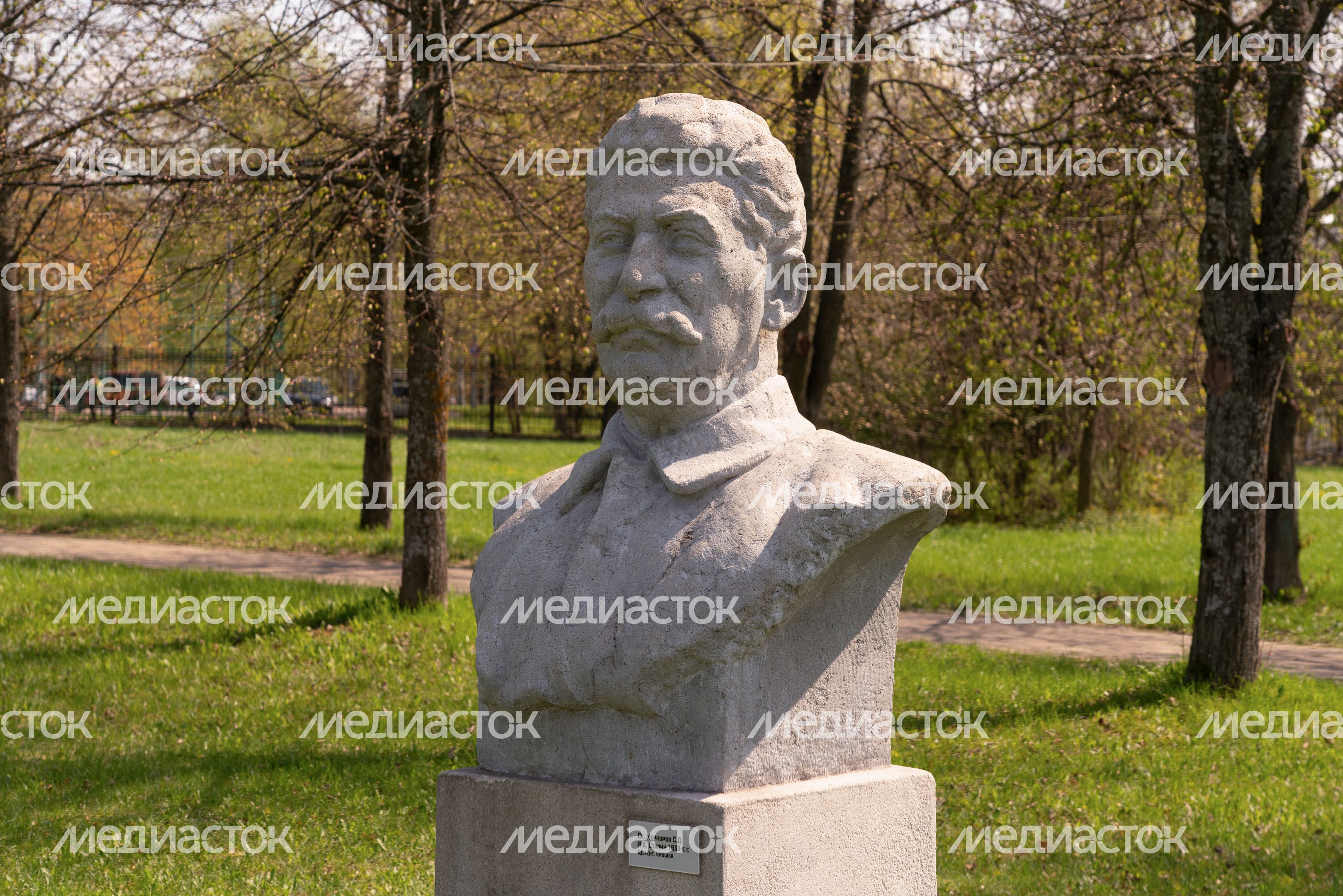 Бюсты Ленина и других коммунистов 