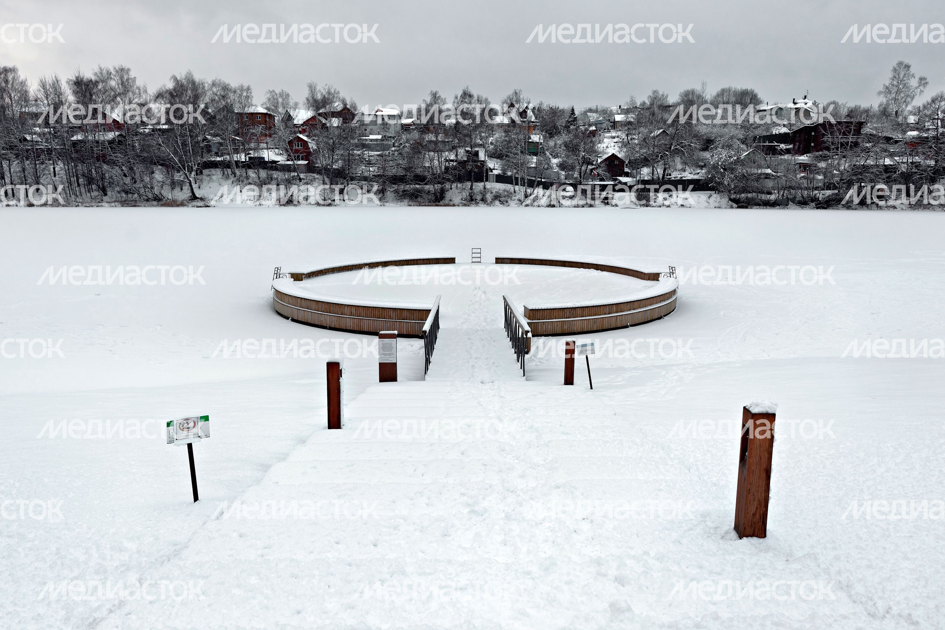 Зима на набережной реки Синичка в Красногорске