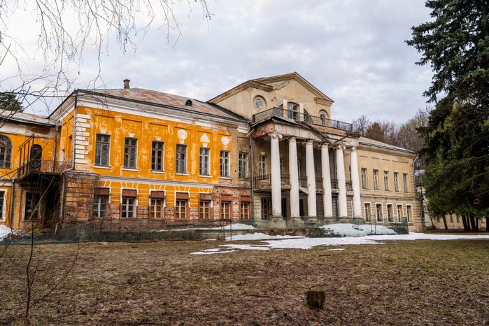 Главный дом усадьбы Суханово Ленинского округа весной