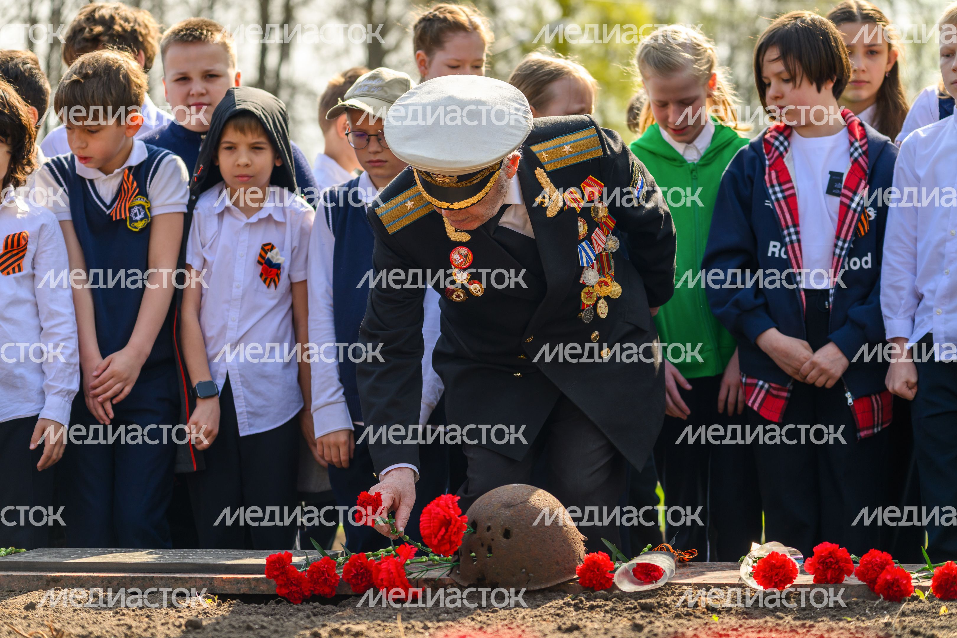 Возложение ветеранами цветов к мемориалу в Дмитровском округе в преддверие Дня Победы Возложение ветеранами цветов к мемориалу в Дмитровском округе в преддверие Дня Победы