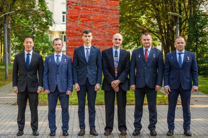 Дублирующий и основной экипажи МКС-72 - Д. Ким, С. Рыжиков, А. Зубрицкий, Д. Петтит, А. Овчинин, И. Вагнер