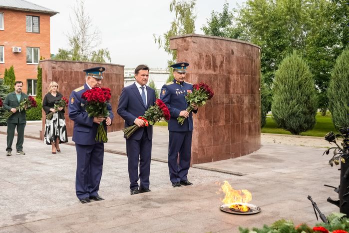 Губернатор возложил цветы к мемориалу погибших разведчиков 45-й отдельной бригады ВДВ