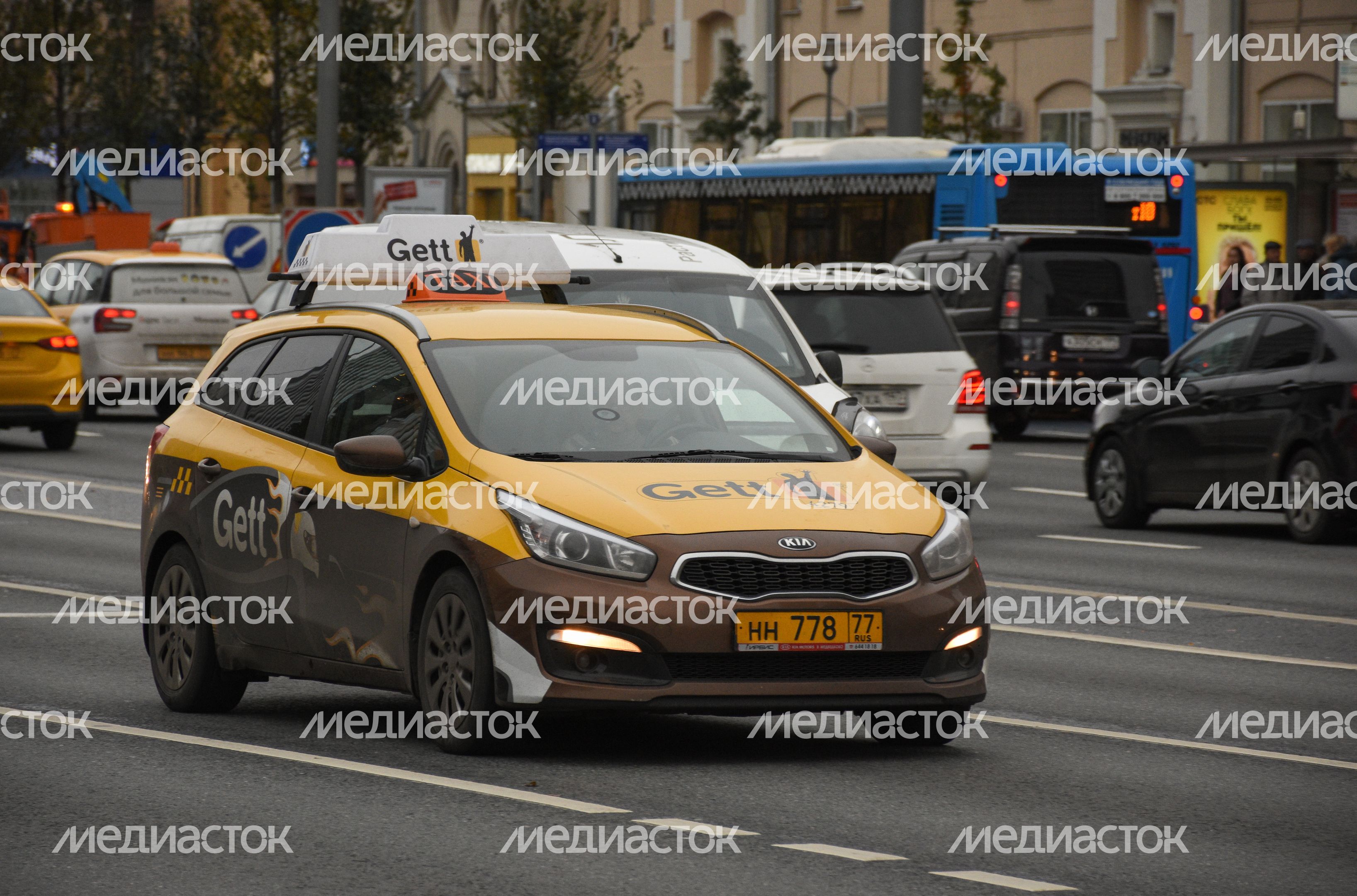 Повседневная жизнь города в Москве осенью