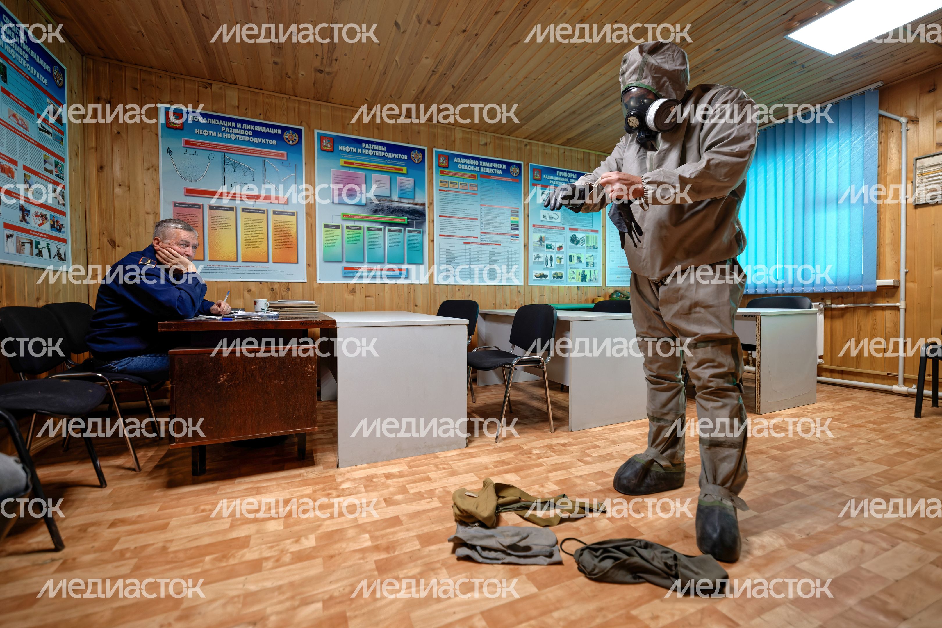 Спасатели демонстрируют навыки выполнения нормативов по радиационно-химической и биологической защите на экзамене Спасатели демонстрируют навыки выполнения нормативов по радиационно-химической и биологической защите на экзамене
