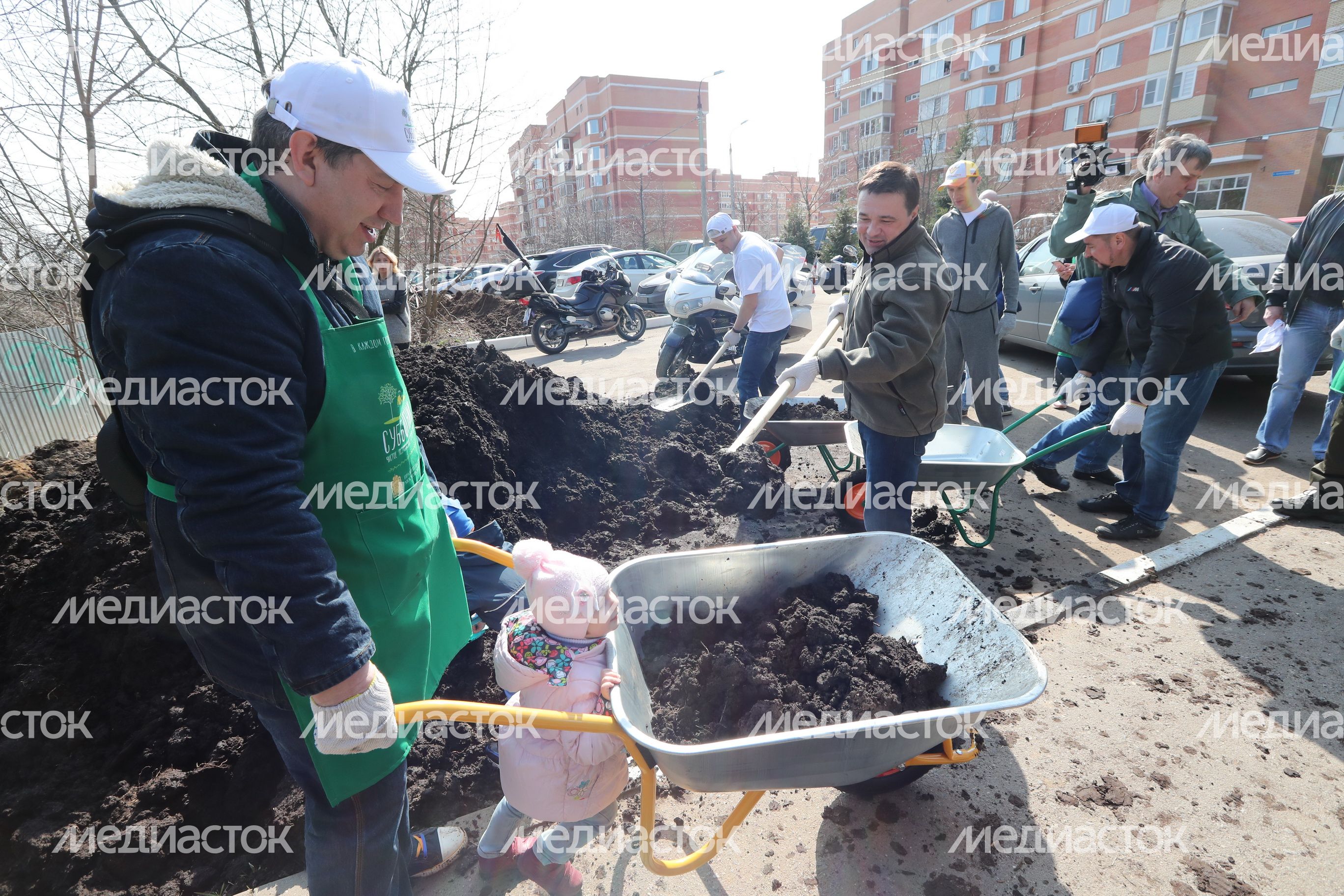Воробьев принял участие в субботнике в Красногорске