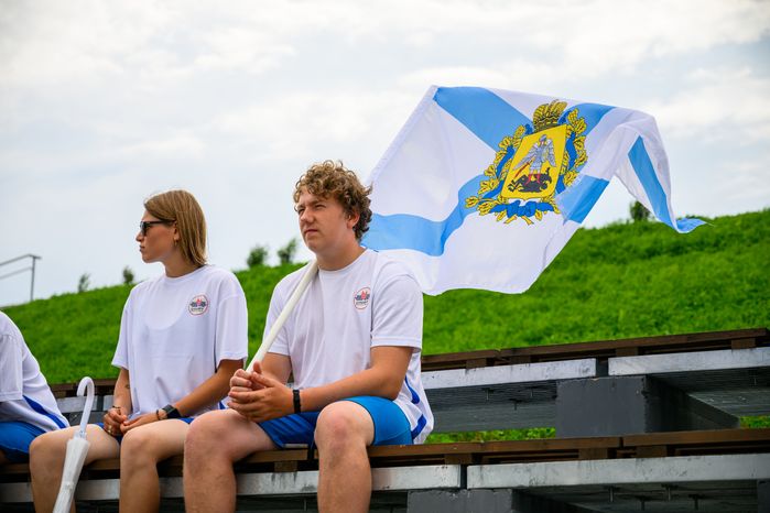 Спортсмены на трибуне Летней спартакиаде молодежи по гребному слалому в поселке Богородское Сергиево-Посадского округа